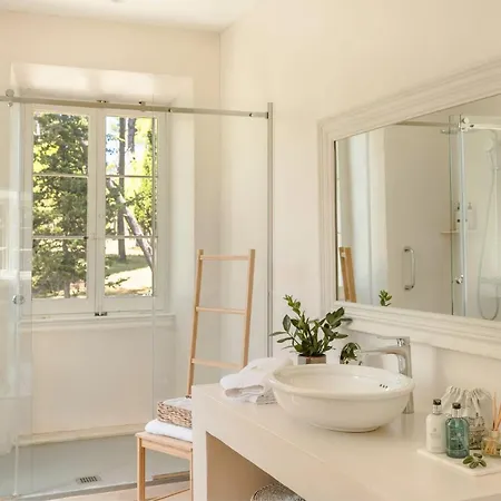 Villa Magnificent Seafront Corfu - 5 En-suite Bedrooms -the Durrells House | Historic Elegance & Modern Luxuries - Direct Access & Private Heated Pool Kontokali